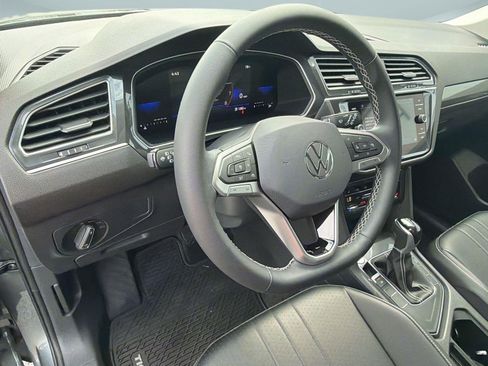 Used 2023 Volkswagen Tiguan SE FWD image 4