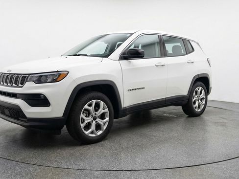 Used 2025 Jeep Compass Latitude image 3