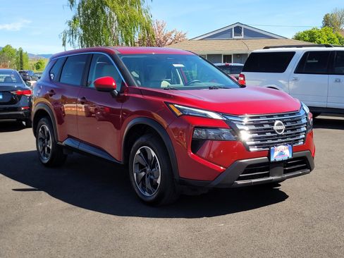 Used 2025 Nissan Rogue SV AWD/4WD image 3