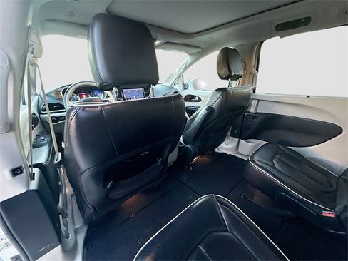 Used 2021 Chrysler Pacifica Limited image 26