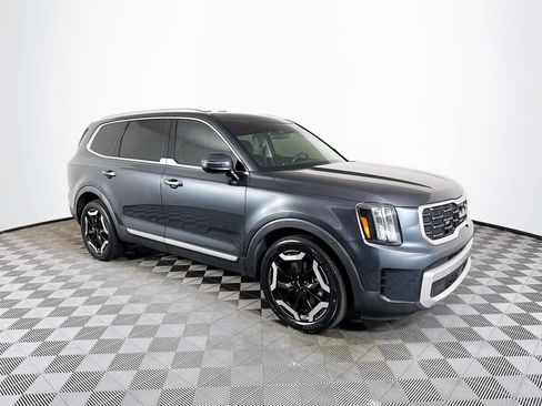 Certified 2023 Kia Telluride S image 3