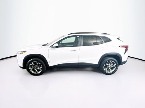 Used 2025 Chevrolet Trax LT w/ LT Convenience Package image 4