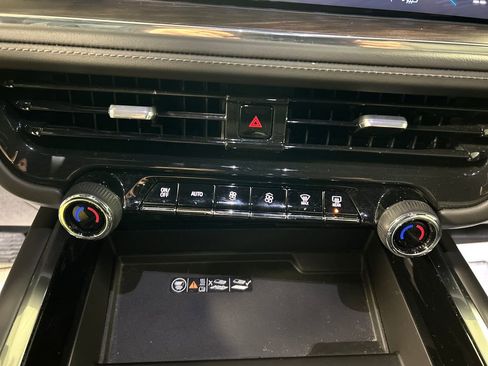 Used 2025 Chevrolet Suburban Z71 image 19