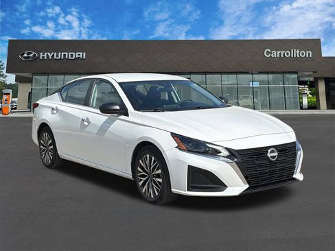 Used 2025 Nissan Altima 2.5 SV FWD image 3