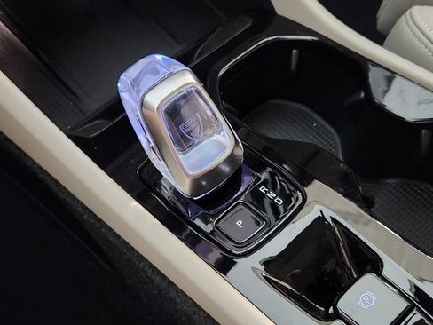 Certified 2026 Volvo XC40 B5 Plus AWD/4WD image 19
