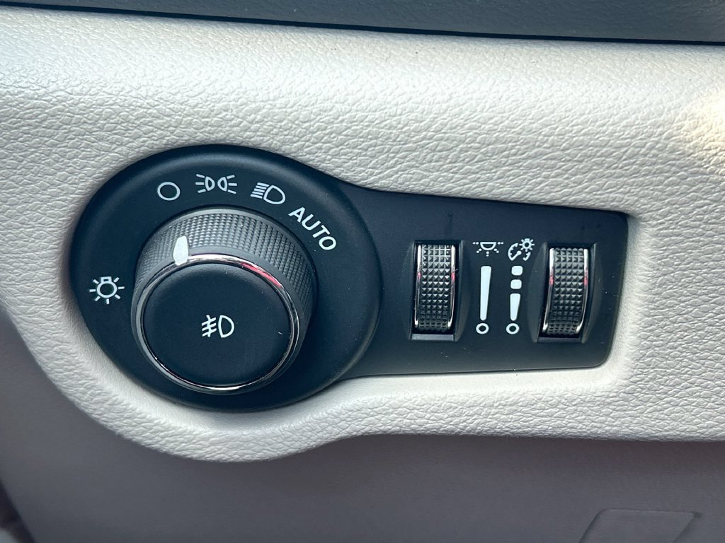 Used 2024 Chrysler Pacifica Touring-L FWD image 21