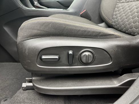 Used 2019 Chevrolet Equinox LT w/ Sun & Navigation Package image 11