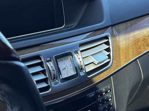 Used 2014 Mercedes-Benz E 550 4MATIC Sedan image 36