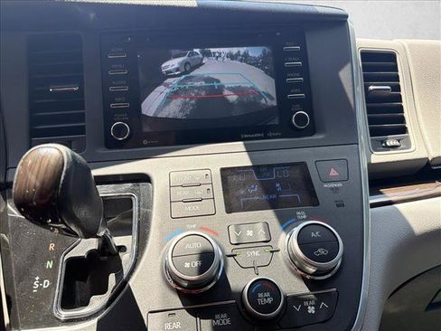 Used 2018 Toyota Sienna XLE FWD image 20