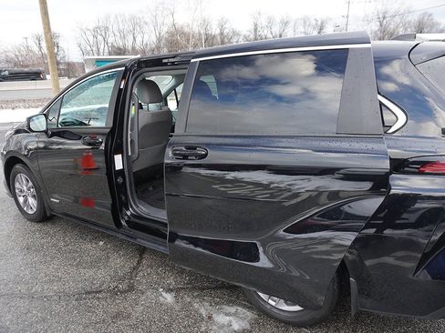 Used 2021 Toyota Sienna LE image 26