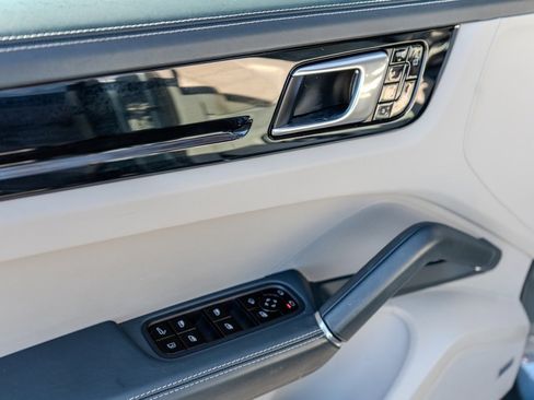 Used 2019 Porsche Cayenne E-Hybrid image 33