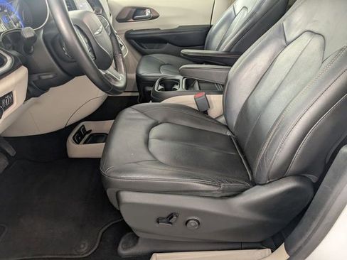 Used 2019 Chrysler Pacifica Touring-L FWD image 12