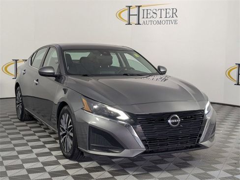 Used 2023 Nissan Altima 2.5 SV image 2