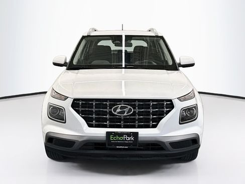 Used 2025 Hyundai Venue SEL FWD image 2