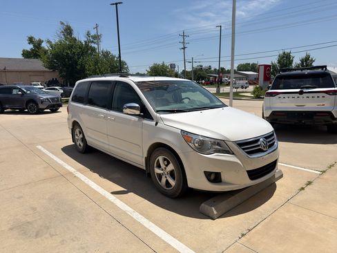 Used 2009 Volkswagen Routan SEL Premium FWD image 3