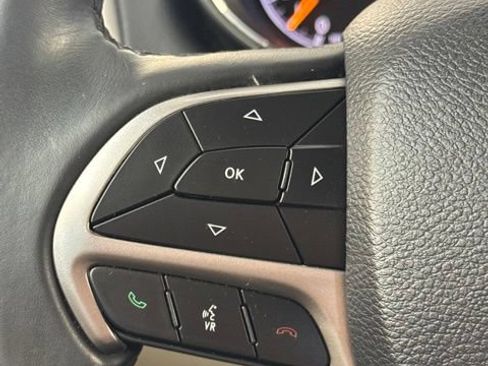 Used 2019 Jeep Grand Cherokee Laredo RWD image 3