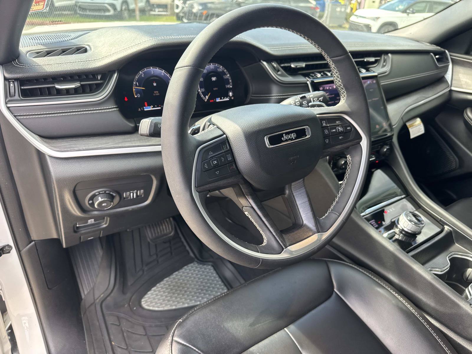 Used 2024 Jeep Grand Cherokee Limited w/ Black Appearance Package AWD/4WD image 18