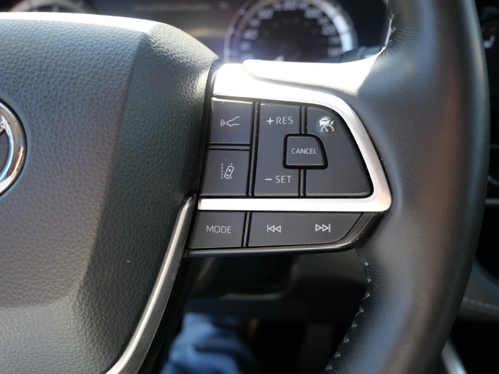 Used 2024 Toyota Highlander XLE AWD/4WD image 25