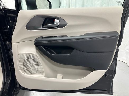 Used 2023 Chrysler Pacifica Touring-L image 58