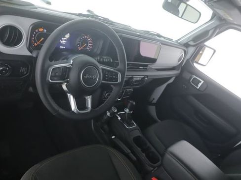 Used 2025 Jeep Wrangler Unlimited Sahara AWD/4WD image 17