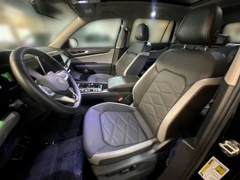 Certified 2025 Volkswagen Atlas Peak Edition SE AWD/4WD image 14