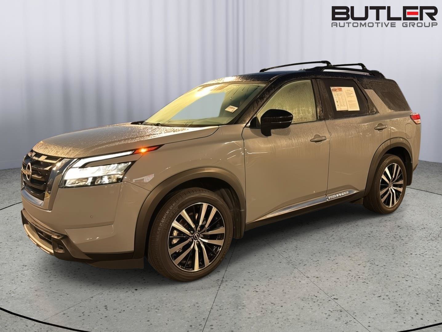 Used 2024 Nissan Pathfinder Platinum FWD image 2
