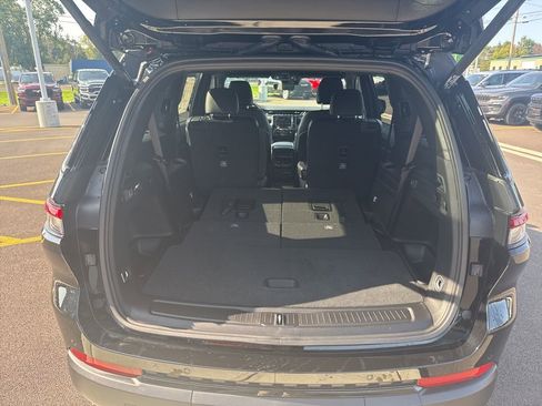 New 2025 Jeep Grand Cherokee L Laredo image 13