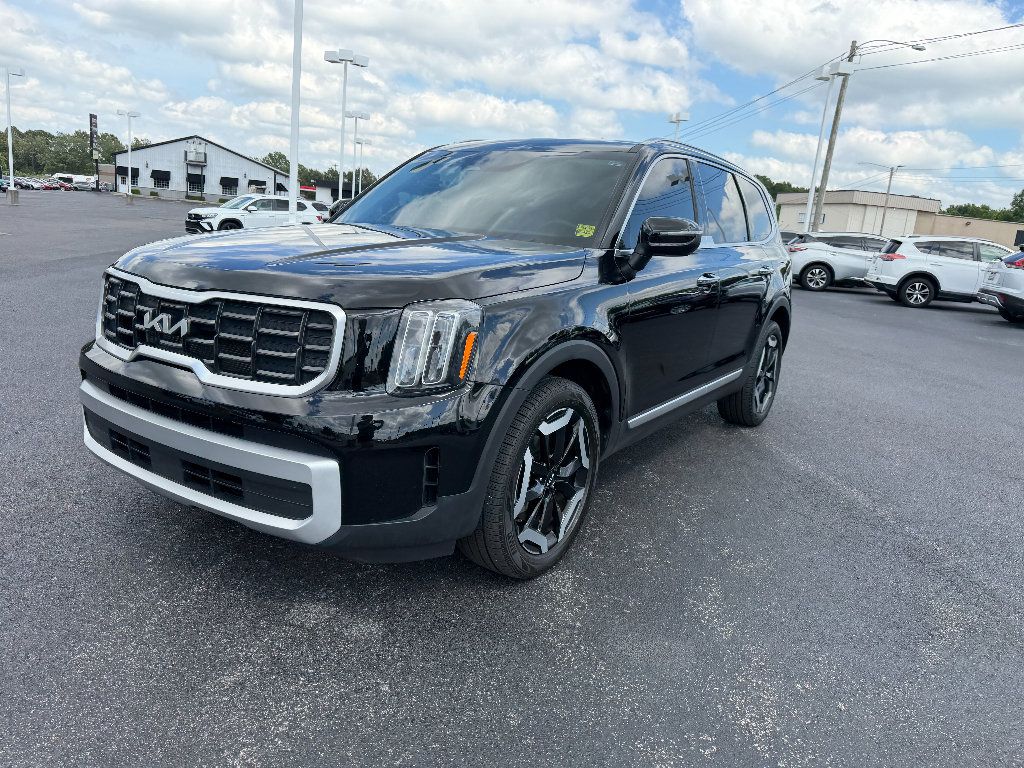 Used 2024 Kia Telluride S w/ S Sunroof Package FWD image 4