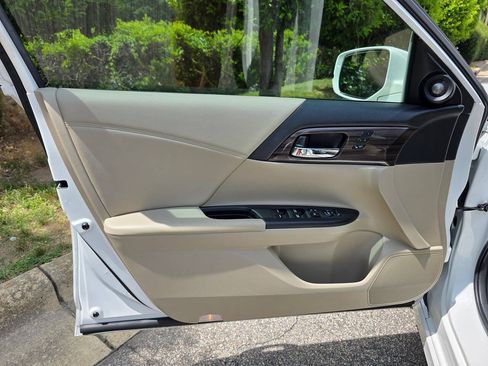 Used 2017 Honda Accord Touring image 9