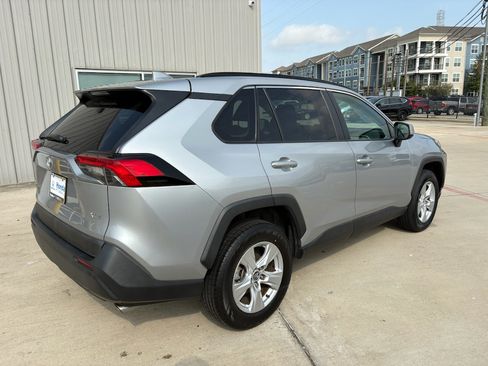 Used 2020 Toyota RAV4 XLE w/ Convenience Package FWD image 8