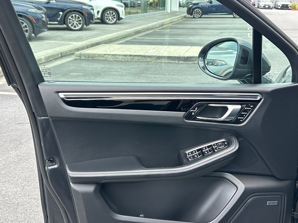 Used 2025 Porsche Macan AWD/4WD image 11