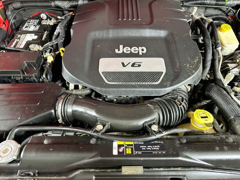 Used 2017 Jeep Wrangler Unlimited Sport w/ Connectivity Group AWD/4WD image 28