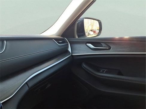 Used 2023 Jeep Grand Cherokee Limited image 20