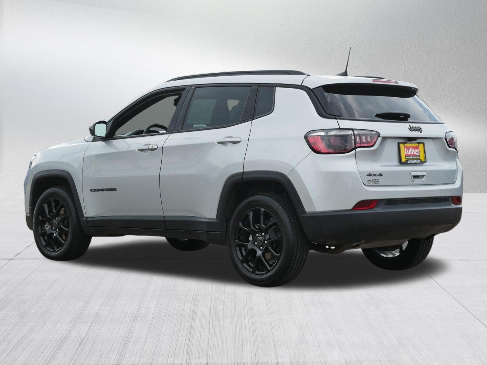 Used 2025 Jeep Compass Latitude w/ Convenience Group AWD/4WD image 5