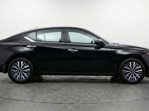 Used 2025 Nissan Altima 2.5 SV image 11