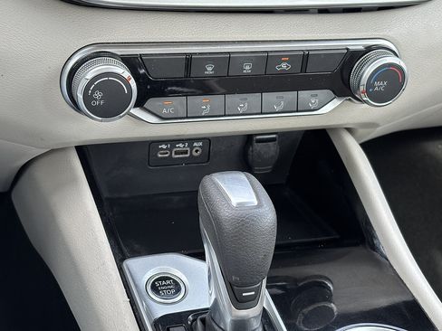 Used 2024 Nissan Altima 2.5 SV AWD/4WD image 21