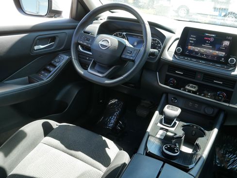 Used 2025 Nissan Rogue SV AWD/4WD image 9