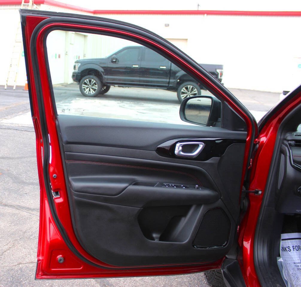 Used 2025 Jeep Compass Trailhawk AWD/4WD image 16