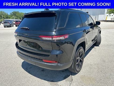 Used 2024 Jeep Grand Cherokee Altitude AWD/4WD image 3