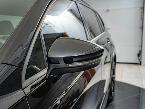 Used 2023 Volkswagen Tiguan SE R-Line FWD image 9