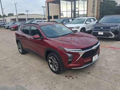 Used 2025 Chevrolet Trax LT w/ LT Convenience Package FWD image 6