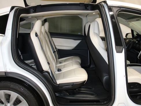 Used 2018 Tesla Model X 75D image 16