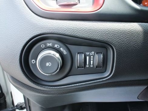 Used 2017 Jeep Renegade Trailhawk w/ Premium Trailhawk Package AWD/4WD image 15