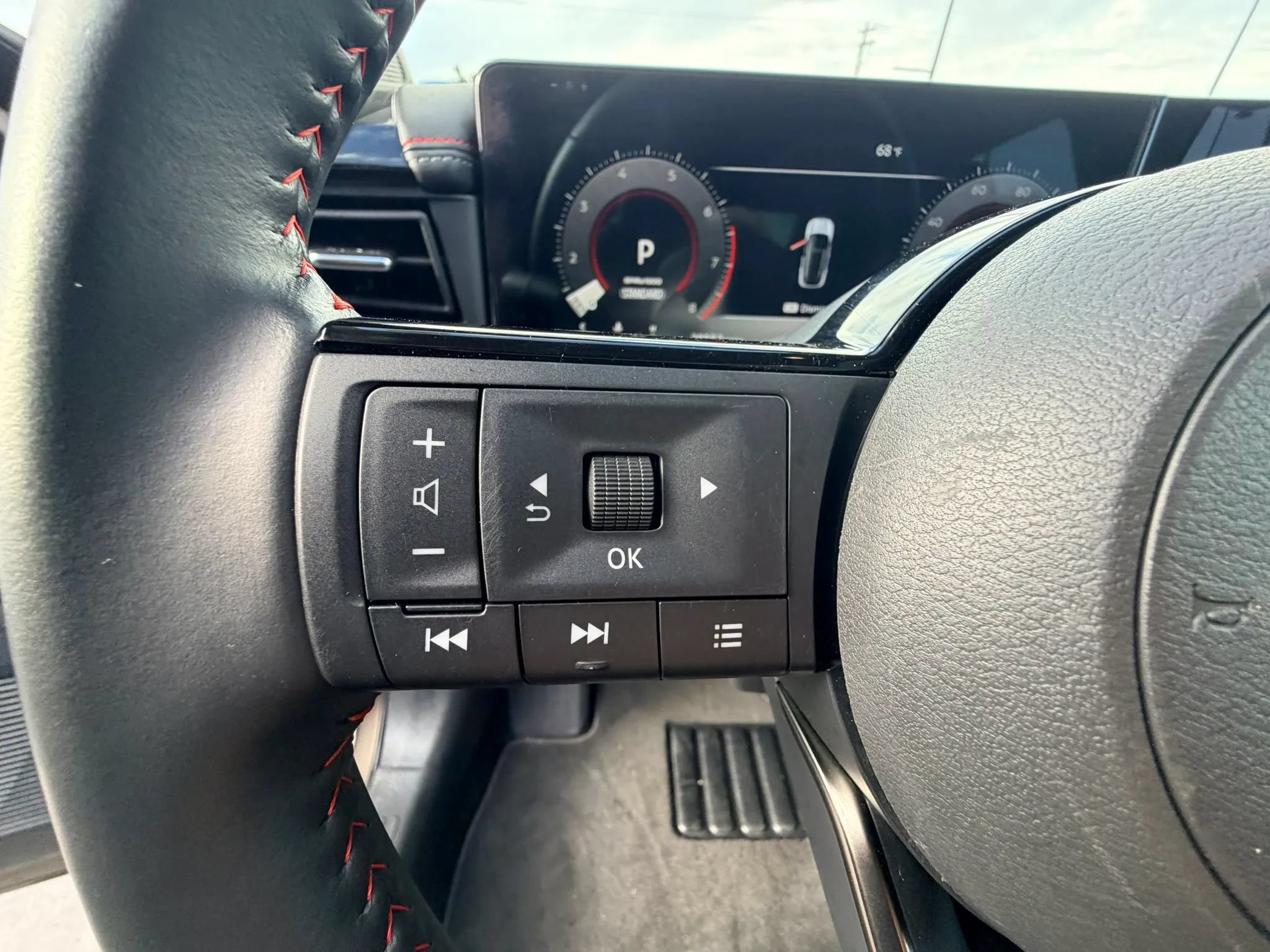 Used 2025 Nissan Kicks SR AWD/4WD image 12