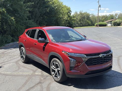 Used 2024 Chevrolet Trax RS FWD image 3