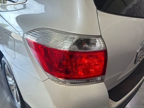 Used 2012 Toyota Highlander Limited w/ Tow Pkg AWD/4WD image 13