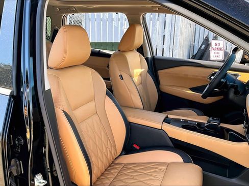 Used 2023 Nissan Rogue Platinum image 9