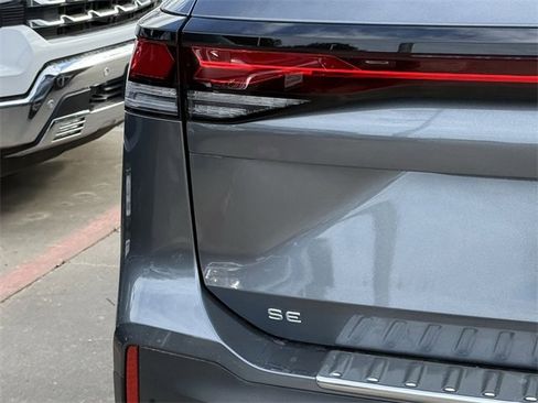 Certified 2025 Volkswagen Tiguan SE image 6