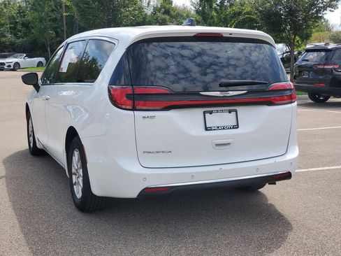 Used 2024 Chrysler Pacifica Touring-L FWD image 3