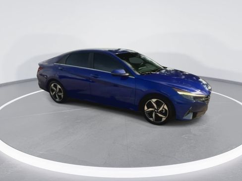 Used 2022 Hyundai Elantra Limited FWD image 2